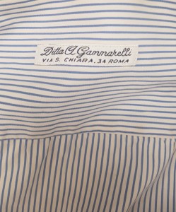 une étiquette Gammarelli sur une chemise. 