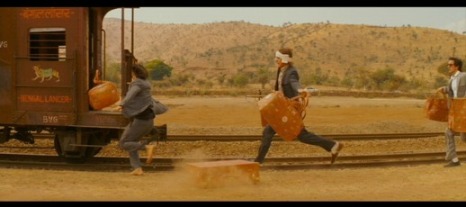 La scène finale de Darjeeling Limited, un hymne aux beaux bagages...