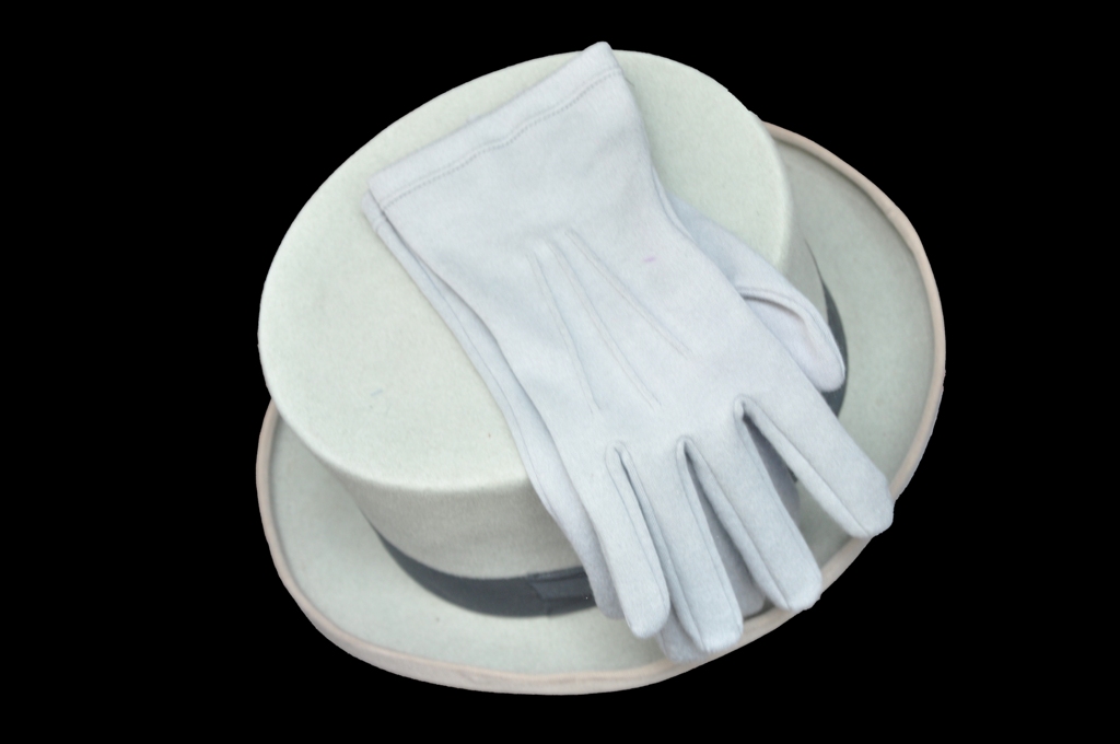 Un chapeau haute-forme et des gants gris souvent portés lors de mariage
