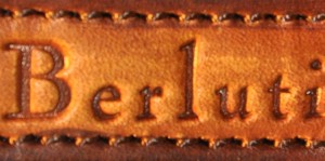 La police caractéristique du logo Berluti
