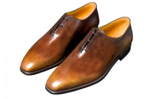 Une paire de souliers berluti faits d'une seule pièce de cuir