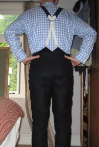Un pantalon sans passants, destiné à être porté avec des bretelles