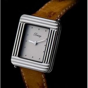 Une montre Poiray à l'ingénieux système fixation de bracelet