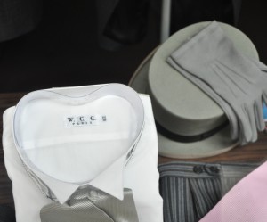 Une chemise à col cassé, sa lavallière, un chapeau haute-forme, un pantalon rayé et des gants gris pour les mariages