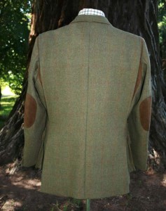 Un veste en tweed avec des empiècements de cuir sur les coudes