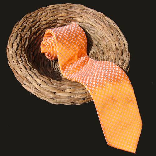 Une cravate orange Hermès