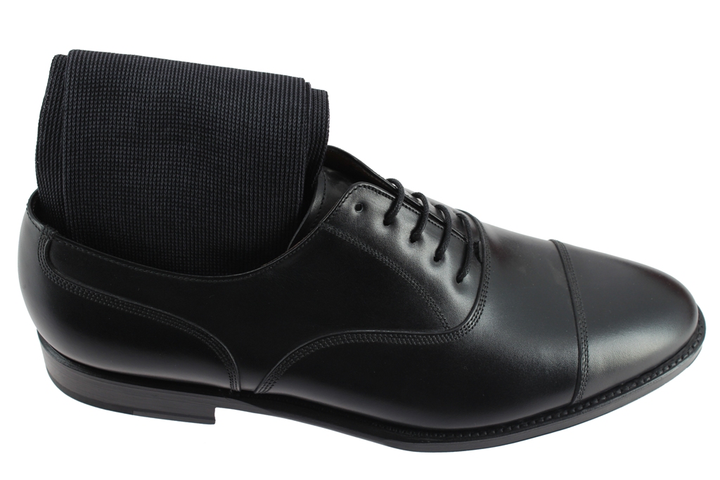 Assortir chaussettes chaussures noires
