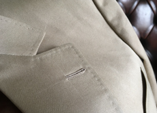 La gabardine de coton de couleur claire, dès le printemps, met particulièrement en valeur le travail du tailleur, ici sur les revers du veston, recto...