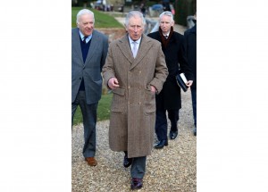 Le Prince Charles est réputé n’avoir porté que deux pardessus de toute sa vie. C’est faux, mais le pardessus qu’il porte ici lui tient chaud depuis au moins quarante ans.